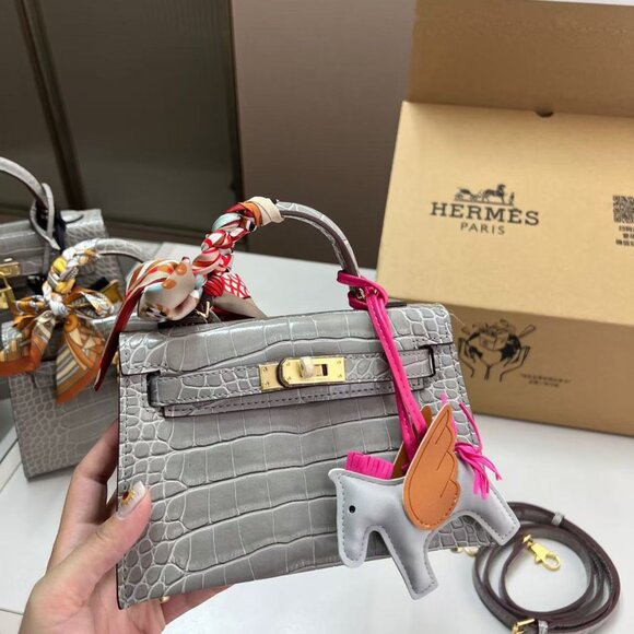 Classic Hermes Bag: A Stylish and Versatile Choice for Elegance - Picture 4 of 10